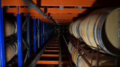 Barriles de vino en el interior de las bodegas Félix Solís, a 20 de abril de 2023, en Toledo, Castilla-La Mancha (España). Félix Solís Avantis, líder en el sector vinícola internacional, ha conseguido colocarse "en el Top 3 y Top 10 a nivel nacional e internacional" en lo que se refiere a la producción de vino. La empresa tiene una capacidad de producción de 300 millones de litros, casi 350 millones de botellas, con un volumen de ventas en exportación del 65 por ciento y el 35 por ciento restante en territorio nacional tanto en alimentación como en hostelería. Con presencia en 115 países, Félix Solís Avantis es pionera en Reino Unido, China o Japón. España es el tercer país a nivel de producción de vino del mundo y exporta más del 50 por ciento de su producción. 20 ABRIL 2023;ECONOMÍA;VINO;VINÍCOLA;VINOS;VALDEPEÑAS;D.O. Eusebio García del Castillo / Europa Press (Foto de ARCHIVO) 20/4/2023